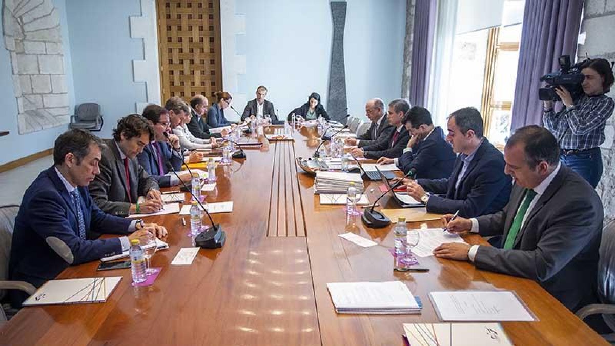 Un momento de la reunión de ayer de los integrantes del consorcio .-SANTI OTERO