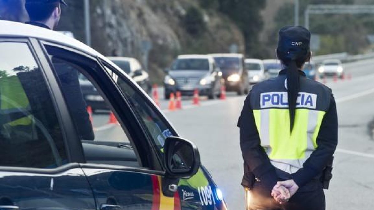Un control policial en La Jonquera en marzo del 2014.-EFE