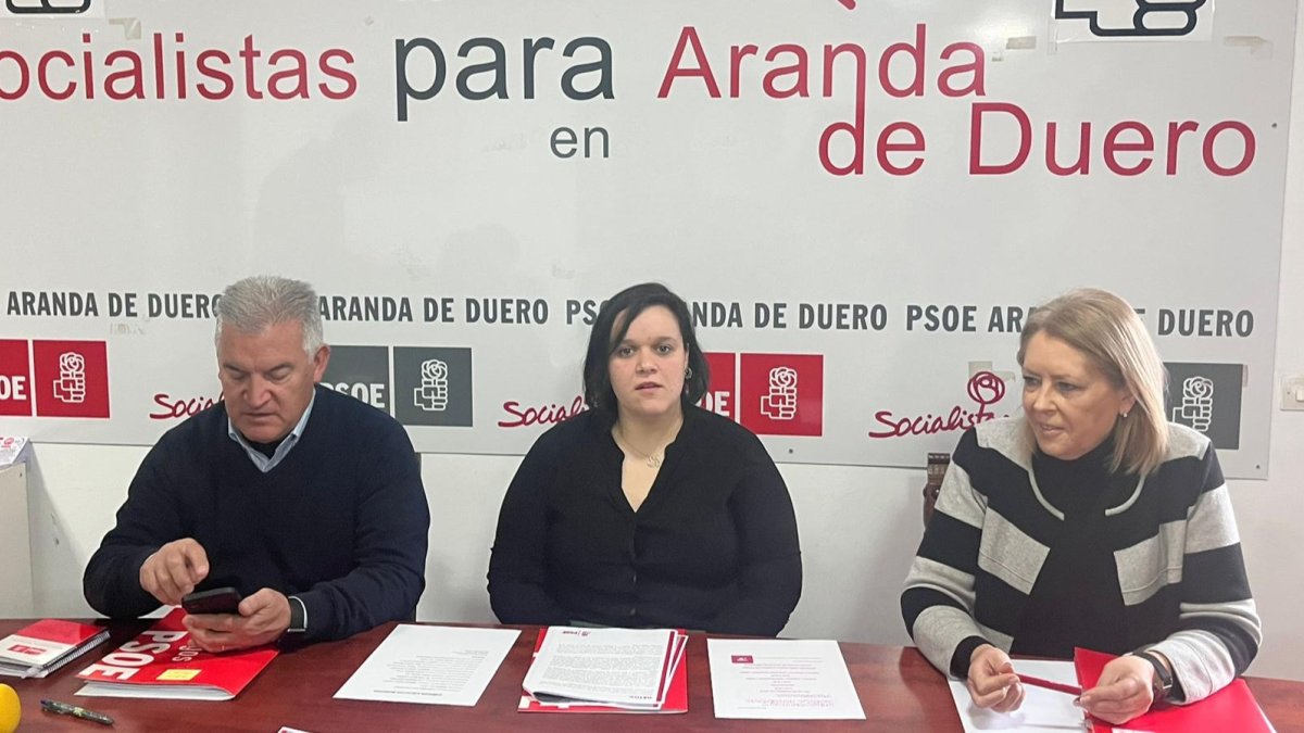 Ildefonso Sanz junto a Amparo Simón y la número 7, Elena Abajo