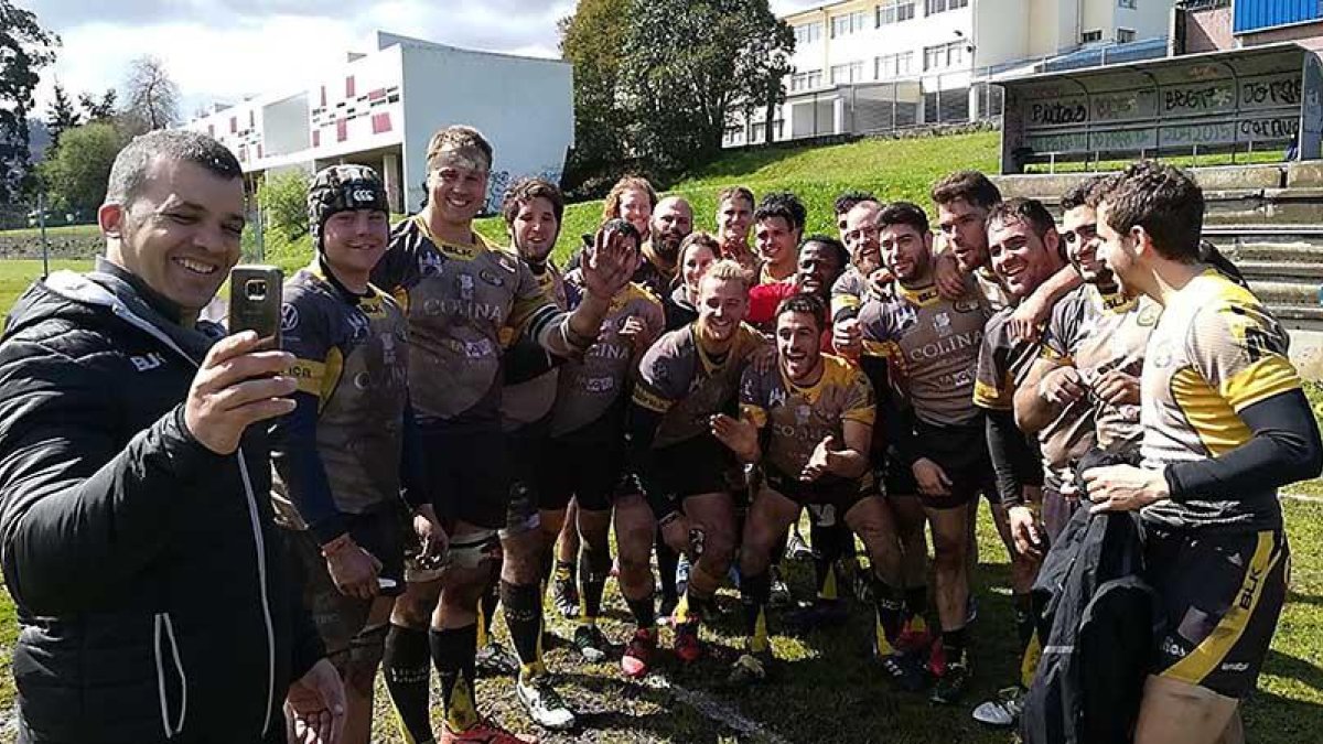 La expedición burgalesa celebra el triunfo nada más concluir el choque.-ECB