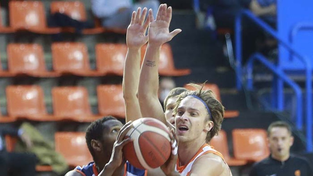 Diop lanza a canasta encimado por el base de Leyma Coruña Pecikevicius. RAÚL G. OCHOA