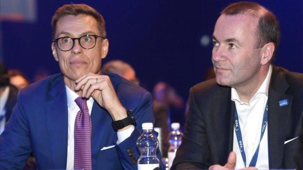 Alexander Stubb y Manfred Weber, durante el Congreso del PPE en Helsinki.-LEHTIKUVA HEIKKI SAUKKOMAA (REUTERS)