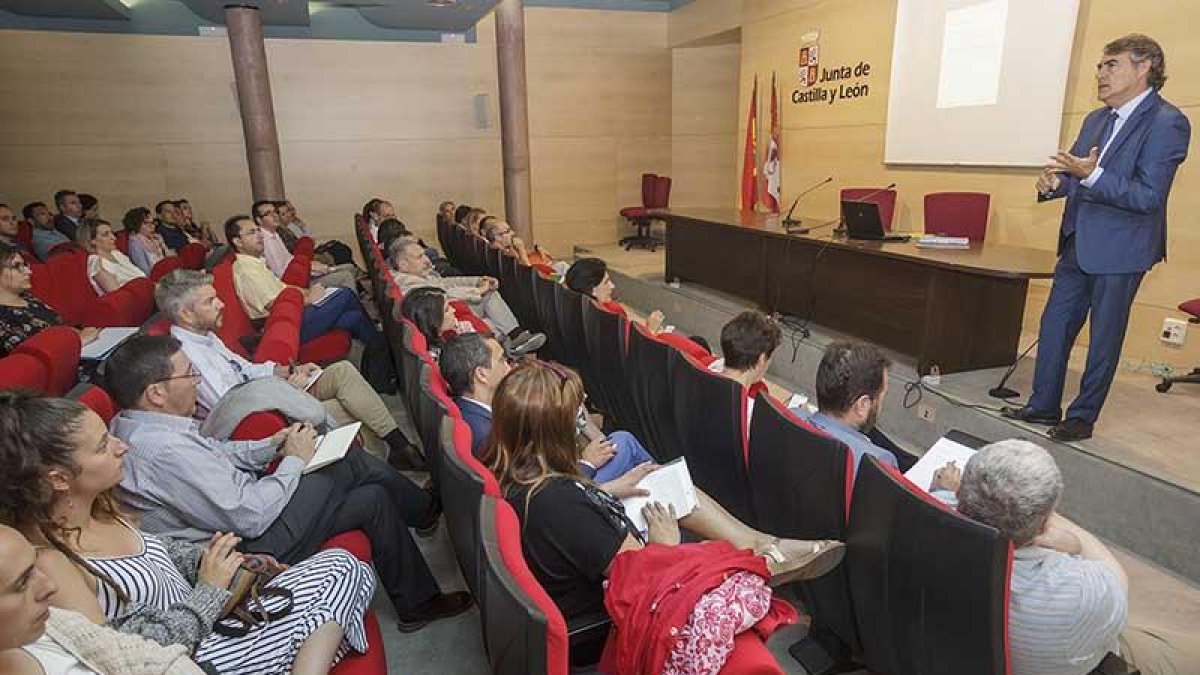 Ribot, dirante la jornada celebrada ayer en la Delegación de la Junta.-SANTI OTERO