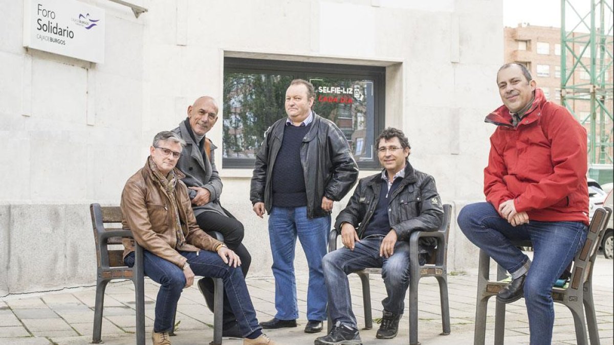 De izquierda a derecha: José Manuel Marijuán, Julio Estébanez, Pedro Luis Avendaño, Roberto González y Julio Balbás, antiguos socios del club.-ISRAEL L. MURILLO