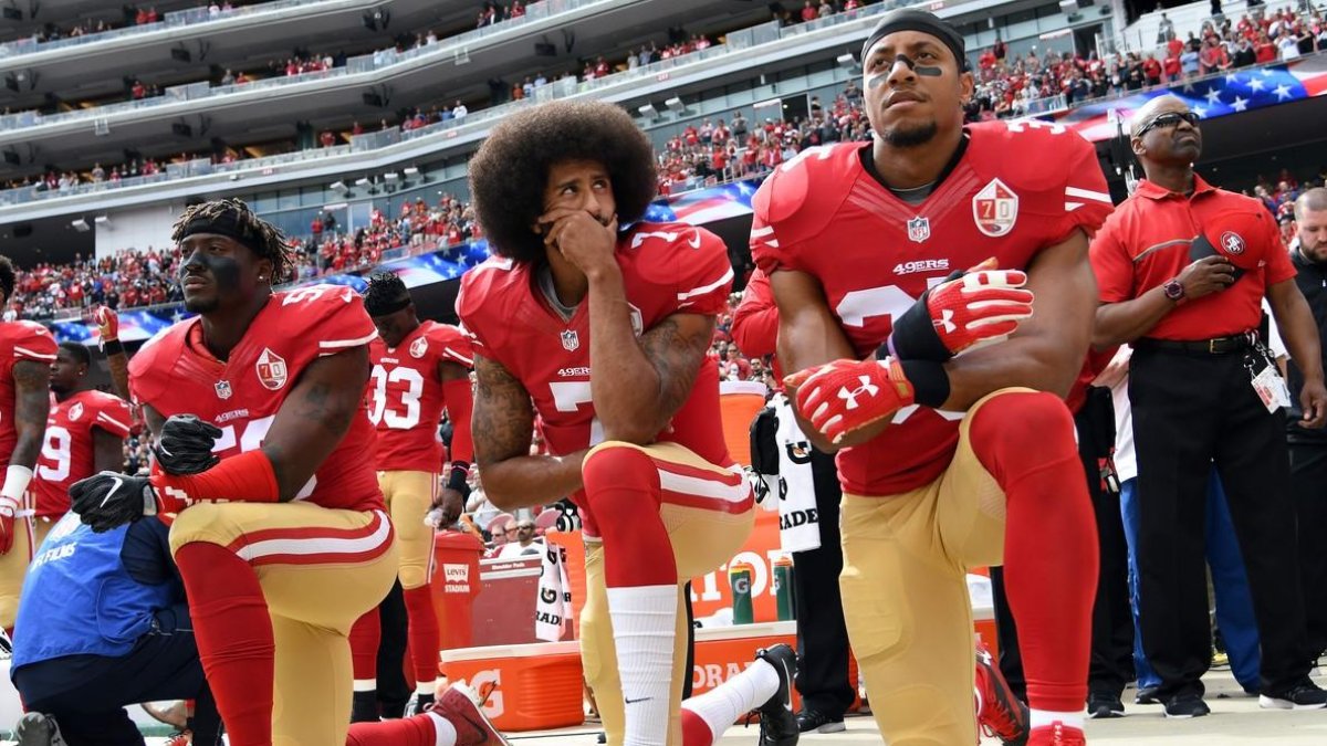 Colin Kaepernick, de rodillas mientras suena el himno de EEUU.-THEARON W. HENDERSON