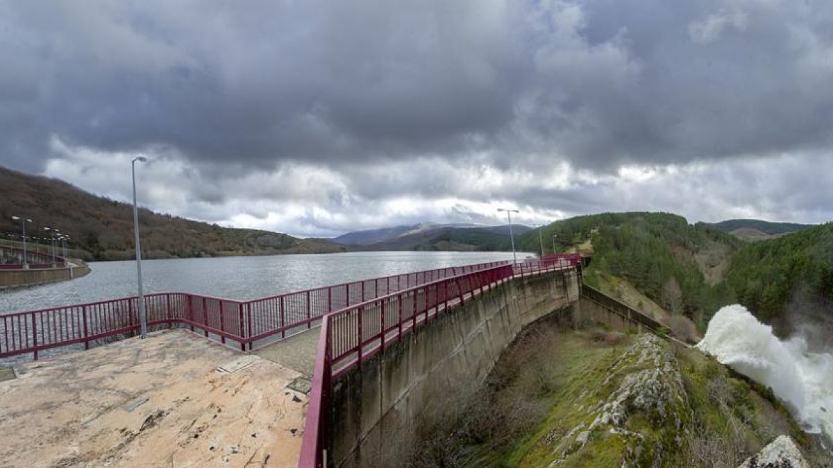 Vista panorámica del embalse de Úzquiza.-ISRAEL L. MURILLO
