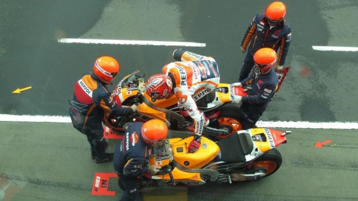 El equipo de Marc Márquez ha estrenado hoy sus nuevos cascos para la maniobra de cambio de moto.-EMILIO PÉREZ DE ROZAS / Enviado especial