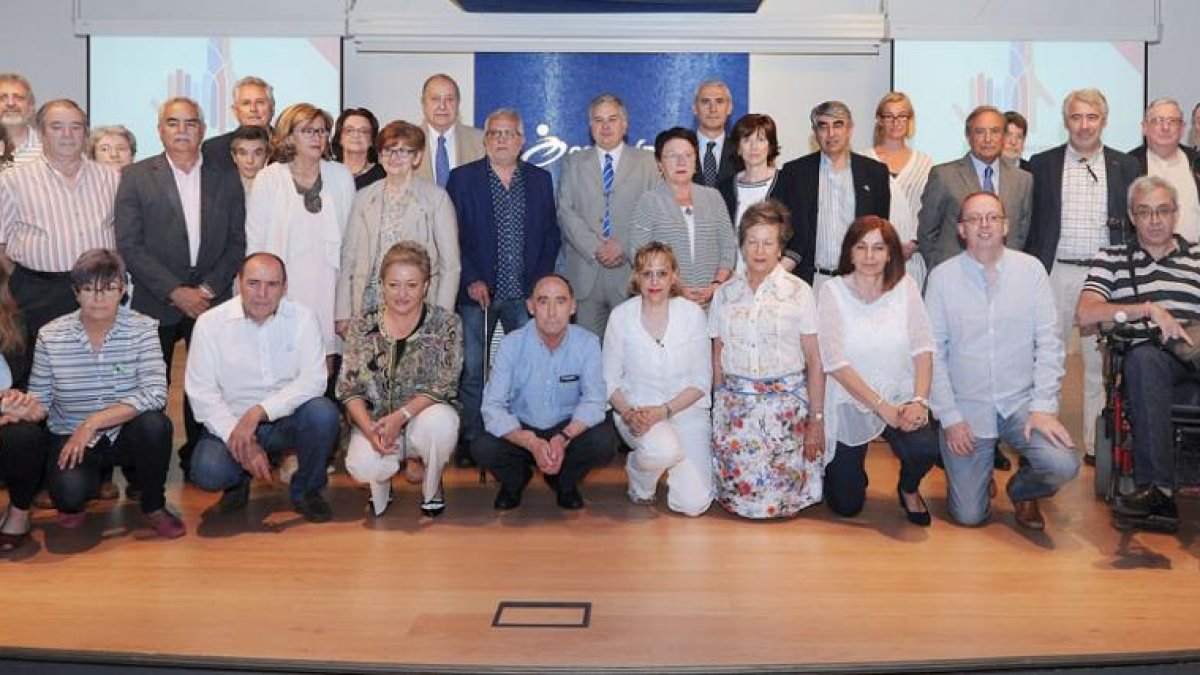 Imagen de las asociaciones que participaron ayer en la firma del convenio.-ISRAEL L. MURILLO