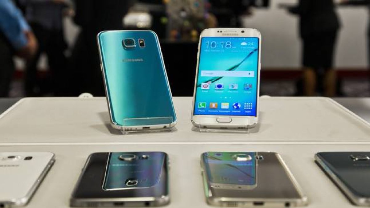Los dos nuevos teléfonos Samsung Galaxy S6 y Galaxy S6 Edge.-Foto: Bebeto Matthews / AP