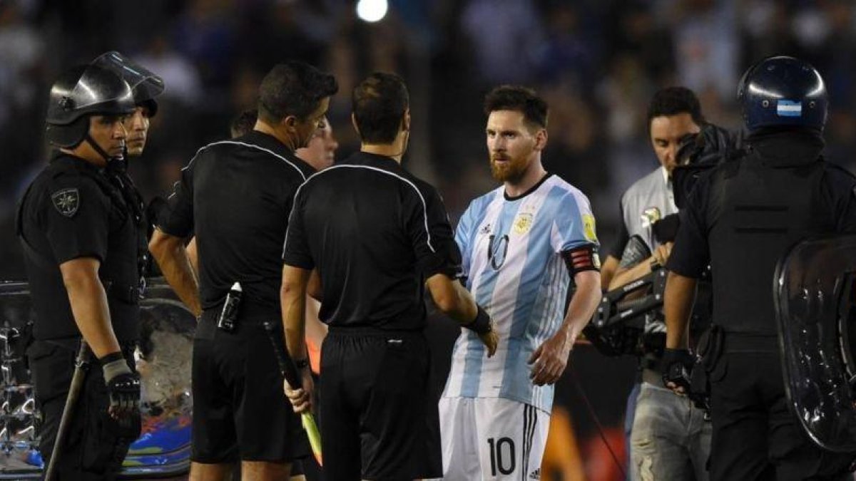 Messi protesta ante los colegiados en el partido ante Chile.-AFP / EITAN ABRAMOVICH