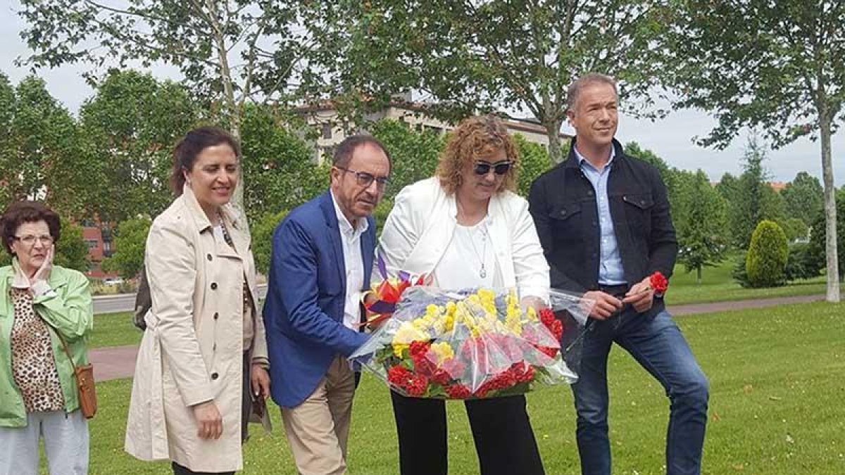 Andrés Perelló (centro) rindió ayer homenaje a las víctimas del franquismo en Miranda de Ebro.-ECB