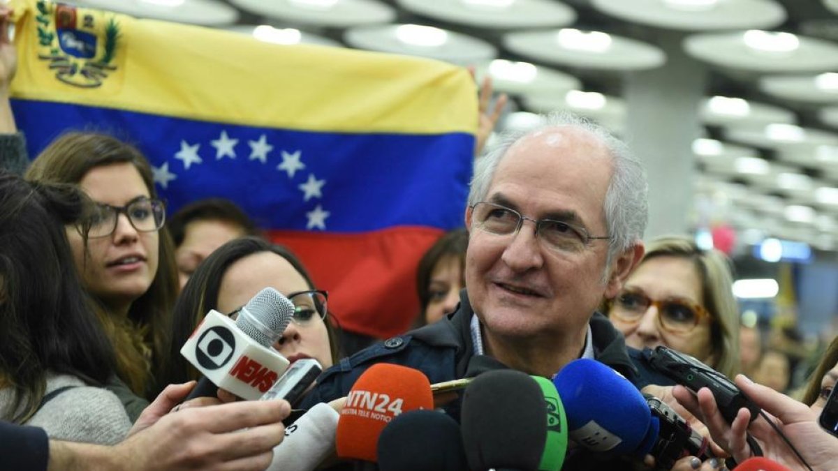 El alcalde de Caracas, Antonio Ledezma, a su llegada al aeropuerto de Barajas, este sábado.-FERNANDO VILAR (EFE)