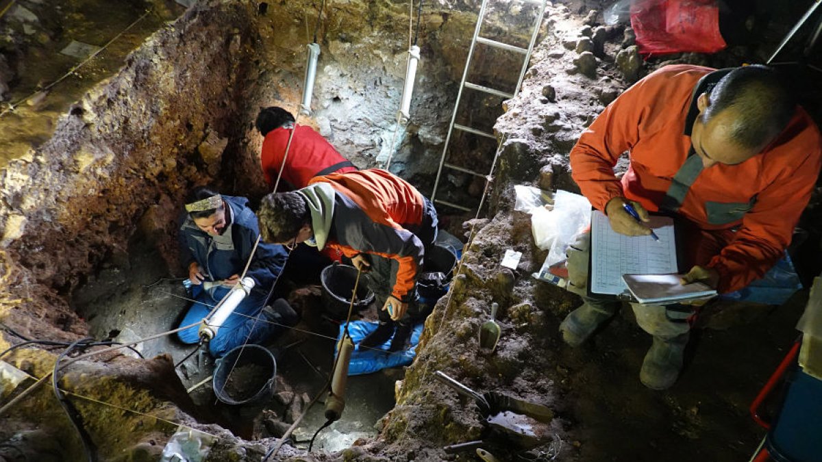 Miembros del equipo de investigación de Atapuerca en la Galería de las Estatuas. FOTOS: JAVIER TRUEBA