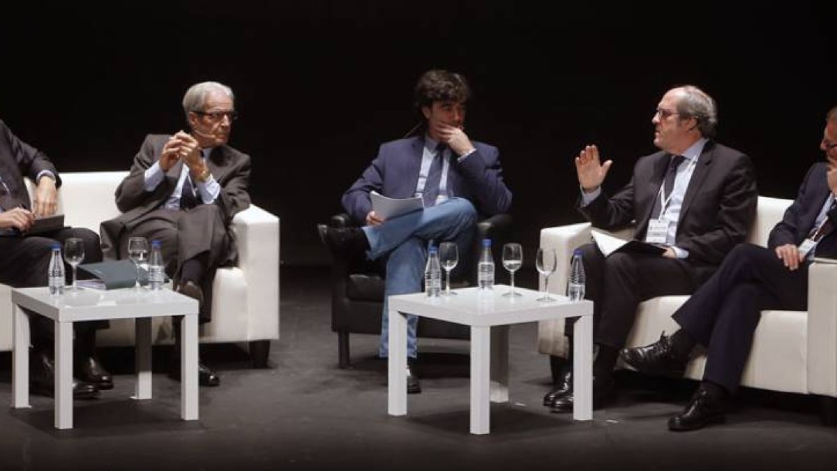 Miguel Zugaza, Antonio Garrigues Walker, Tomás Fernando Flores (moderador), Ángel Gabilondo y José Guirao, de i. a d., en el escenario del Principal-Raúl Ochoa
