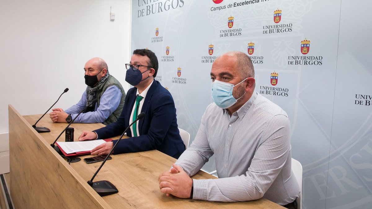 Delfín Ortega, vicerrector de Responsabilidad Social, Cultura y Deporte de la UBU, durante la presentación de la iniciativa junto a los representantes del Aparejadores RC Manuel Vadillo -presidente- y José Luis Ibáñez -directivo y responsable de marketing-.