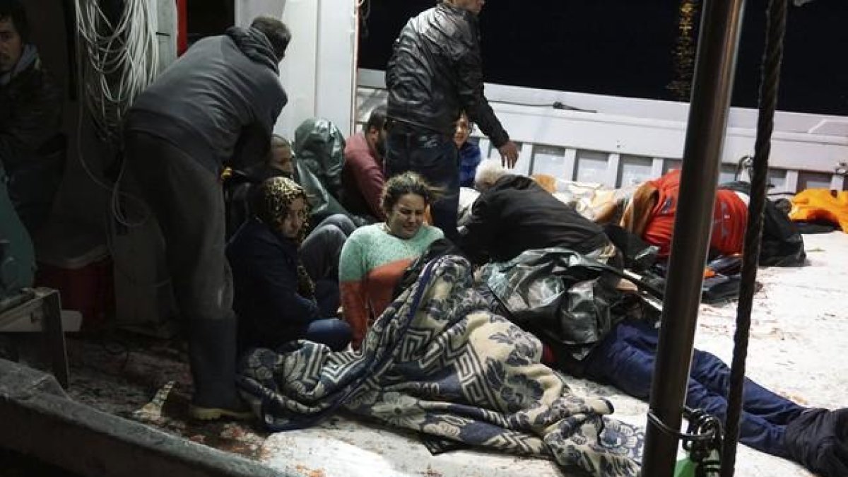 Llegada de un grupo de inmigrantes a Lesbos tras un naufragio, en octubre.-EFE