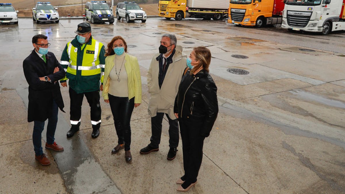 La delegada del Gobierno, Virginia Barcones (centro), presentando la Operación Especial de Tráfico. TOMÁS ALONSO