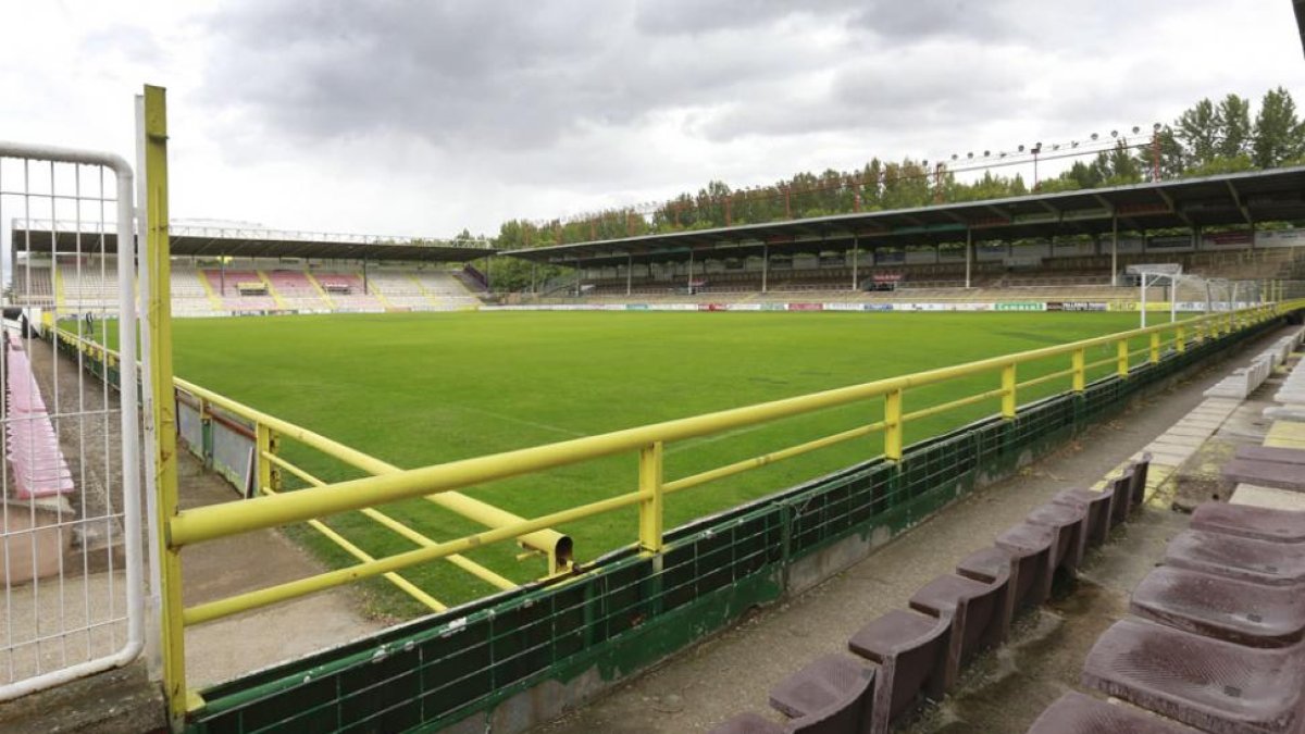 Imagen de las gradas y el terreno de juego de El Plantío.-ISRAEL L. MURILLO