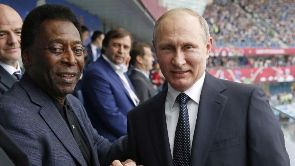 Pelé y Putin posan antes del partido inaugural de la Copa Confederaciones.-AP / DMITRY ASTAKHOV