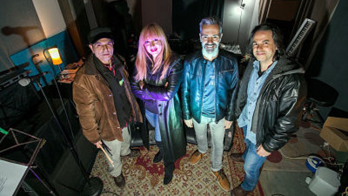 Desde su local de ensayo, el grupo Frío encara el concierto de presentación de 'Todo se vuelve azul', previsto para el 20 de marzo. TOMÁS ALONSO
