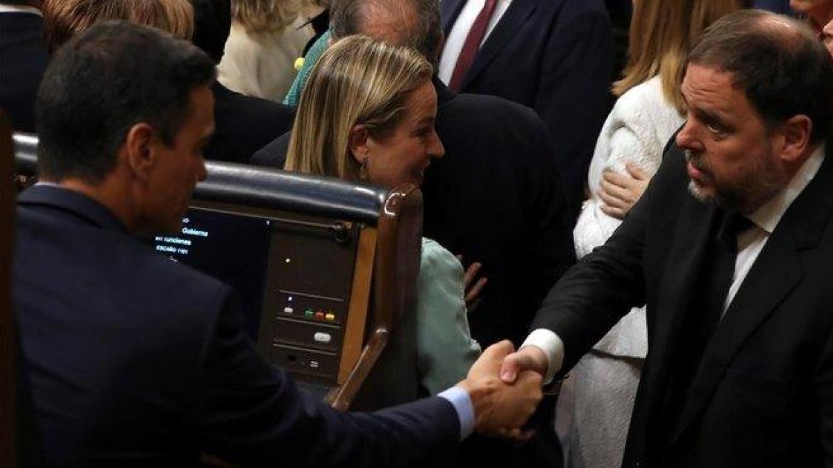 Pedro Sánchez y Oriol Junqueras se saludan, el pasado 21 de mayo en el Congreso de los Diputados.-EFE