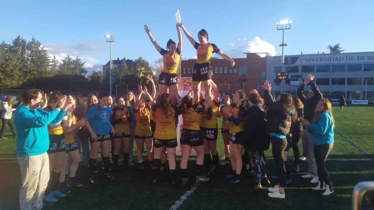 Las burgalesas celebran el triunfo con la afición en San Amaro. PRB FLOR DE ESCOCIA