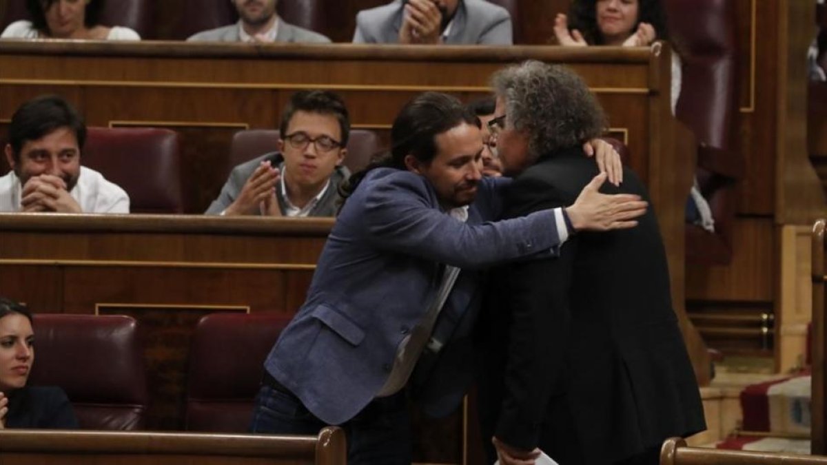 Pablo Iglesias felicita a Joan Tardà tras su intervención en el pleno de la moción de censura contra el presidente del Gobierno, Mariano Rajoy, el pasado 13 de junio.-EFE / JAVIER LIZÓN