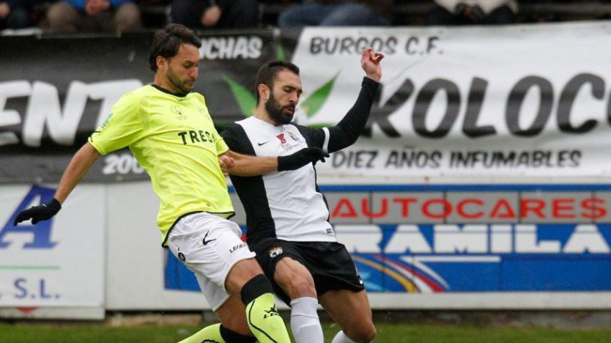 Rodri Gil disputa el esférico junto a un jugador del Lealtad.-SANTI OTERO