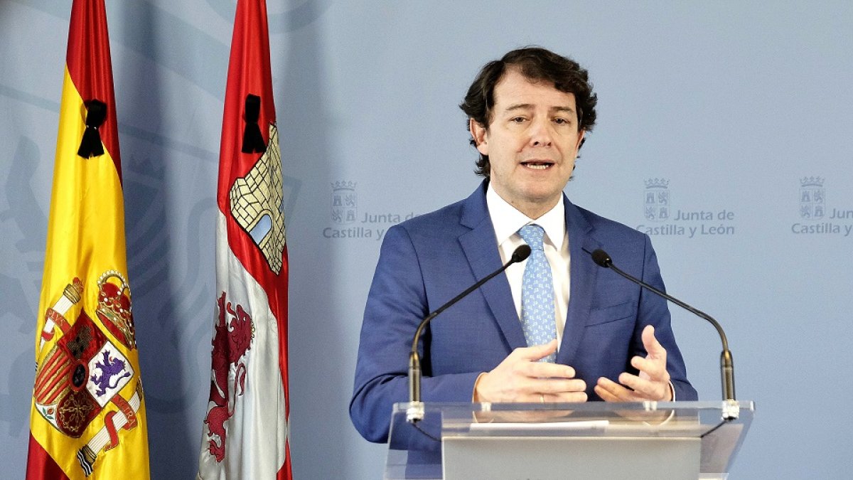 Mañueco en la comparecencia tras la Conferencia de Presidentes. E.M.