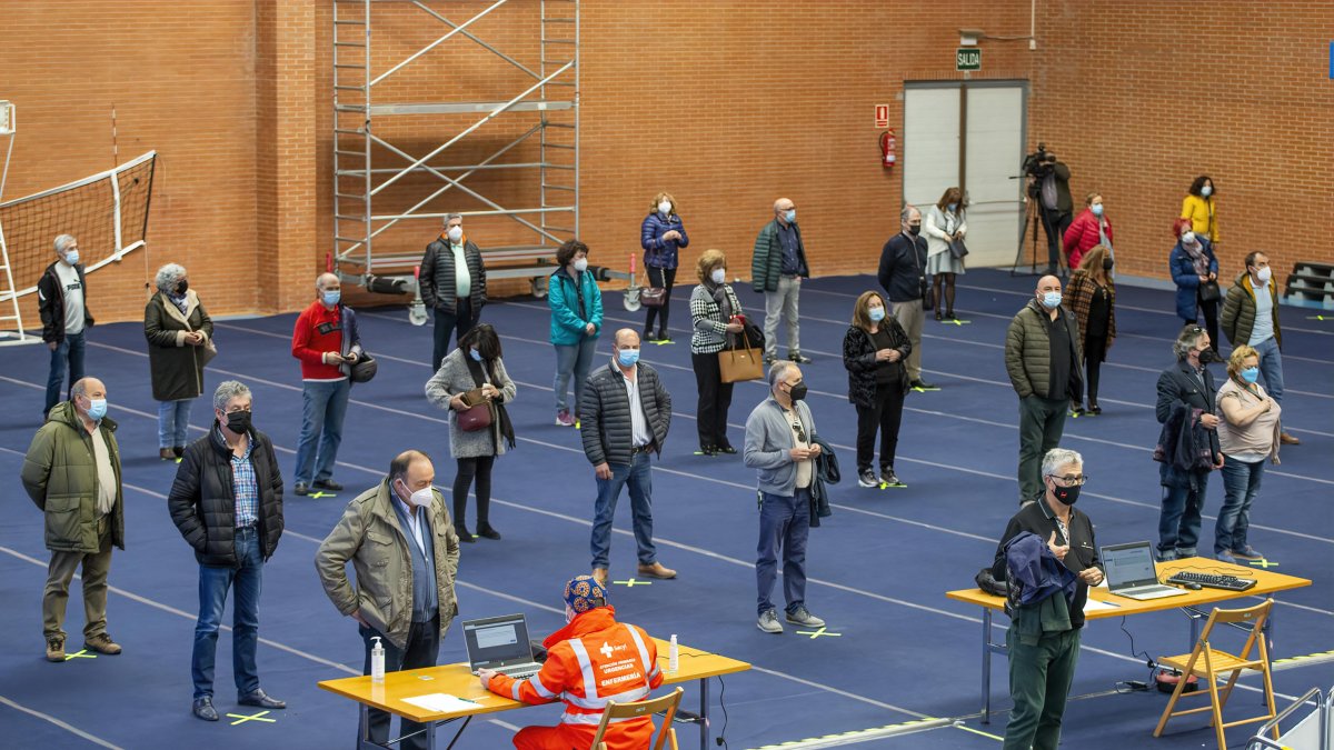 Imagen de colas para vacunaciones en el polideportivo de la UBU. SANTI OTERO
