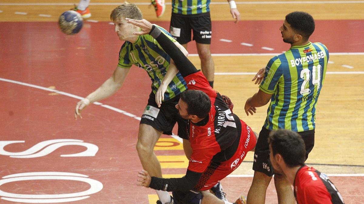 Miralles lanza a puerta durante un partido disputado en El Plantío.-SANTI OTERO