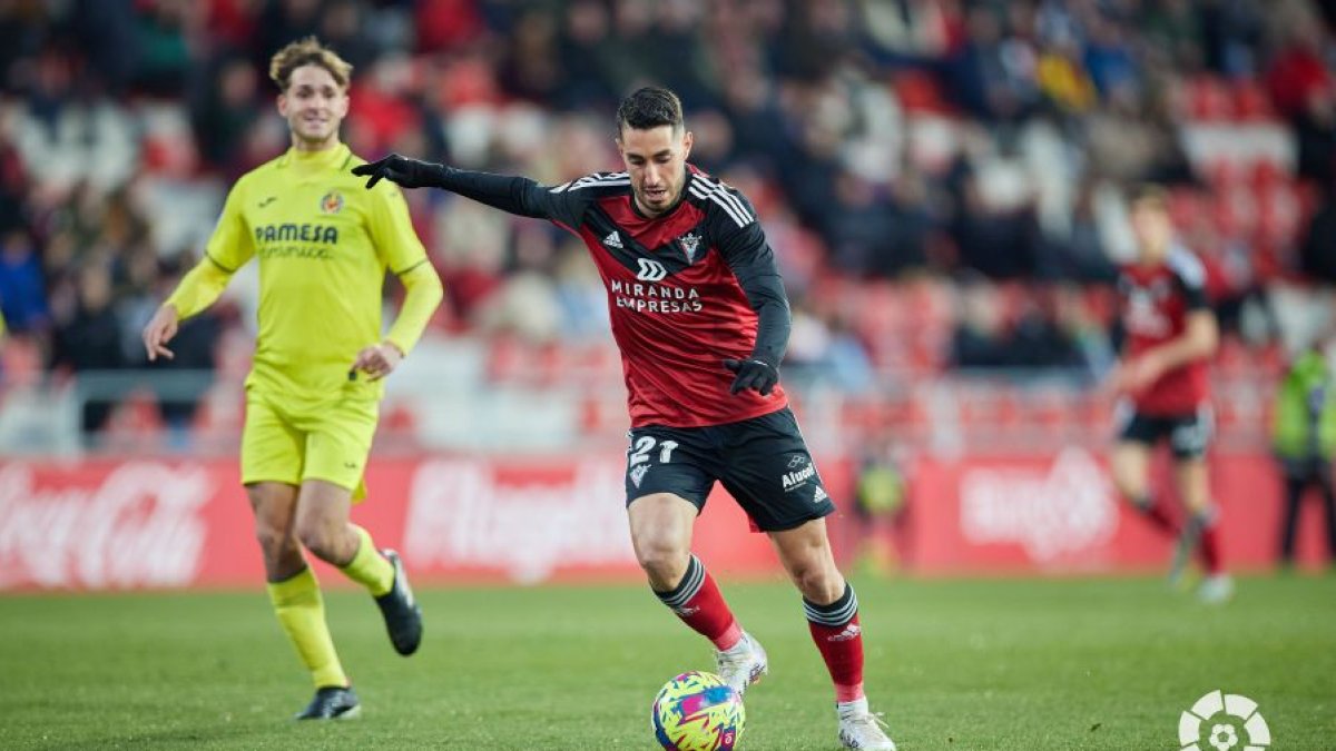 Roberto López tuvo la primera ocasión del partido en Anduva. LALIGA