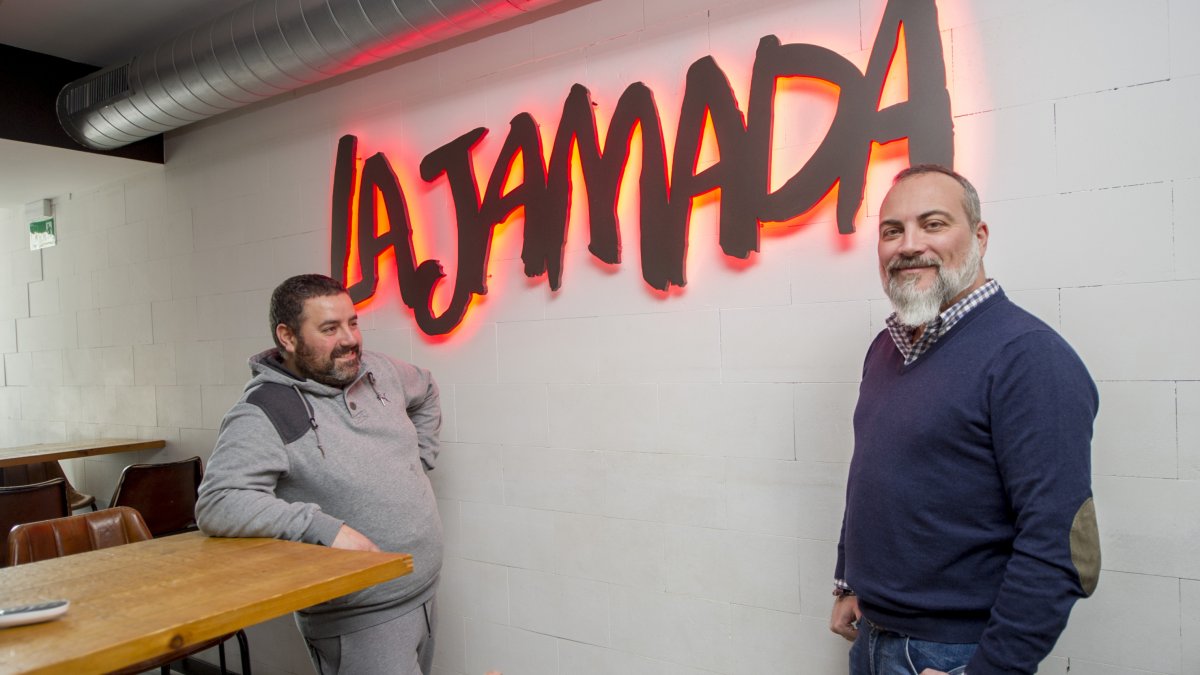 Antonio Arrabal y su socio preparaban ayer el local para la reapertura. ISRAEL L. MURILLO