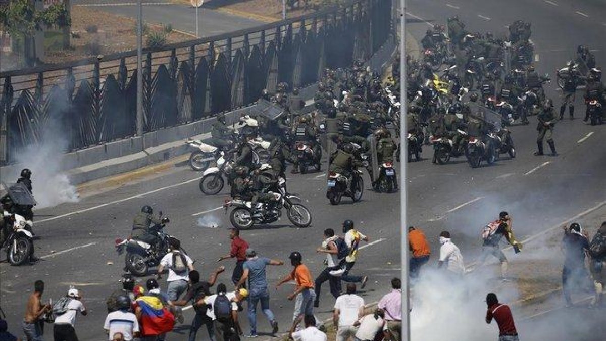 Manifestantes se enfrentan a los soldados de la Guardia Nacional Bolivariana.-FERNANDO LLANO (AP)