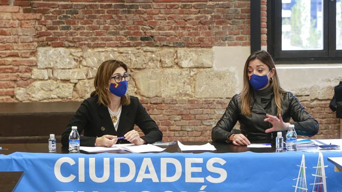 La alcaldesa de Aranda, Raquel González, y la portavoz del PP en Burgos, Carolina Blasco, durante el encuentro celebrado en la Estación. RAÚL OCHOA