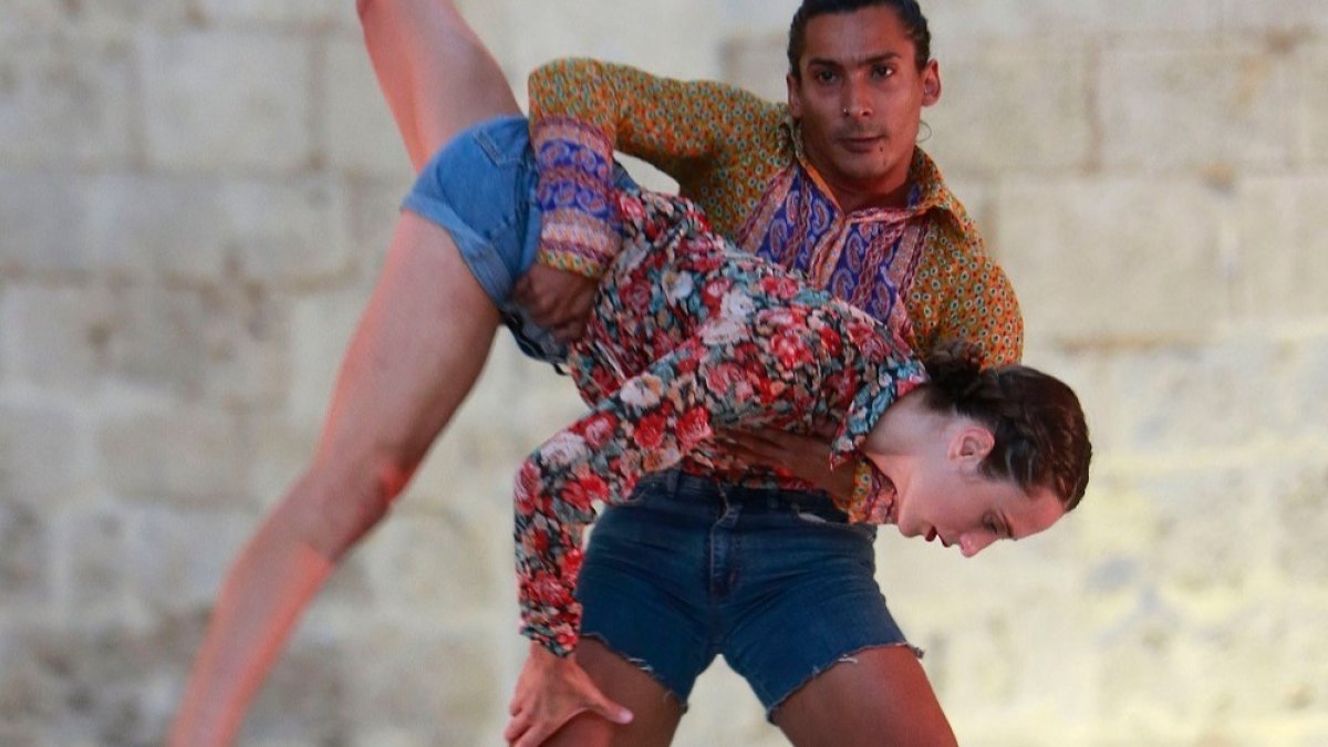 María Andrés y Denis Martínez en la pieza Out of the blue’, ayer en el Monasterio de San Juan. RAÚL OCHOA