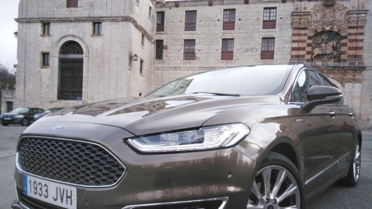 La estética señorial de este Mondeo Vignale llama la atención y resaltan especialmente los cromados en el frontar y los laterales, donde son muy llamativas las llantas exclusivas y el logotipo de Vignale.-