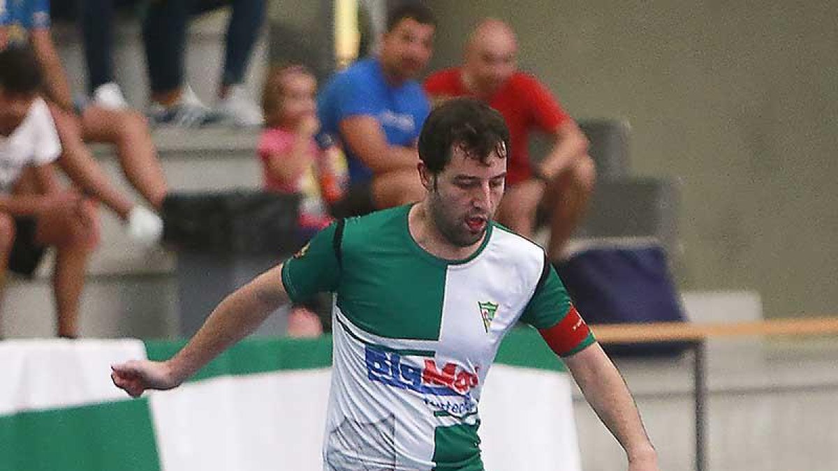 Fer conduce el balón durante un choque disputado en Burgos.-RAÚL G. OCHOA