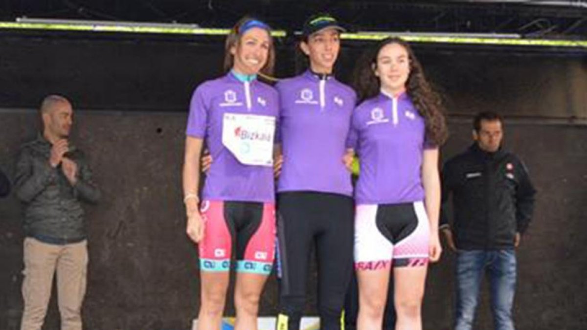 Mavi García, Sandra Alonso y Mireia Trias con el maillot morado.-