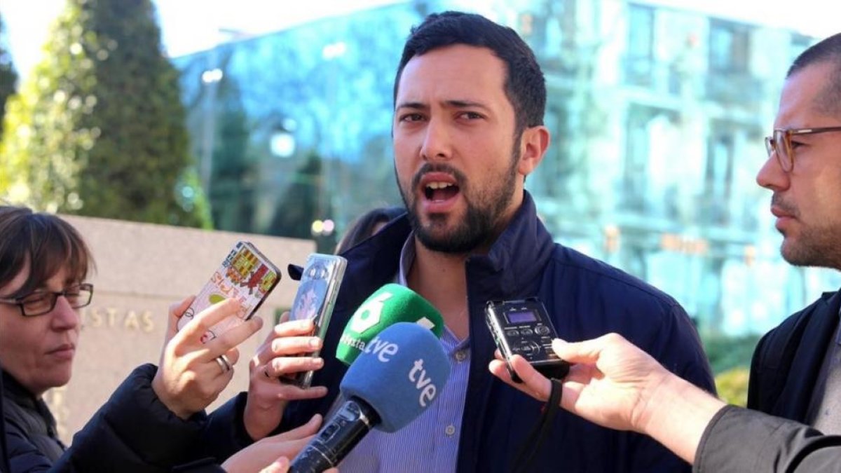 Josep Miguel Arenas, el rapero Valtonyc, atiende a los medios tras ser juzgado por enaltecimiento del terrorismo e injurias a la Corona en la Audiencia Nacional-JUAN MANUEL PRATS