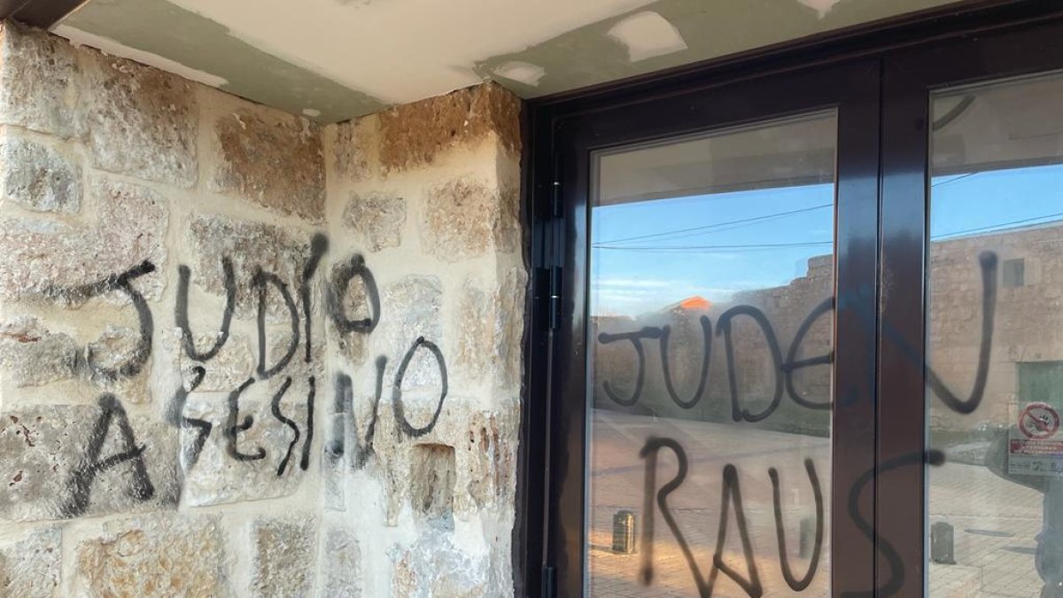 Imagen de pintadas antisemitas en Castrillo Mota de Judíos. ECB