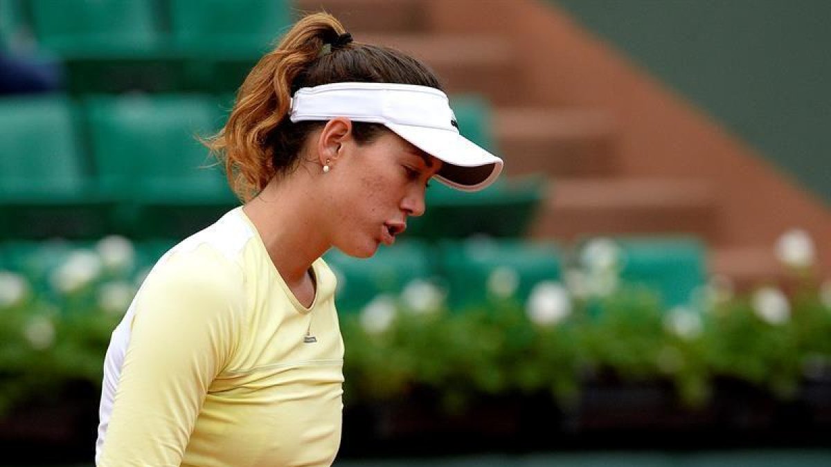 La española Garbine Muguruza reacciona ante la australiana Samantha Stosur durante el partido que enfrentó a ambas en la semifinal del torneo de Roland Garros en París-EFE/Caroline Blumberg