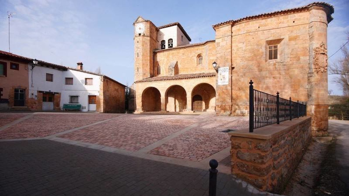 Imagen de la plaza con la iglesia de Santa Eugenia. ECB