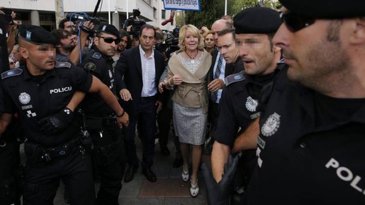 Esperanza Aguirre tras salir de los Juzgados de Plaza de Castilla, donde acudió a declarar como imputada el pasado lunes.-Foto: EFE / JUAN CARLOS HIDALGO