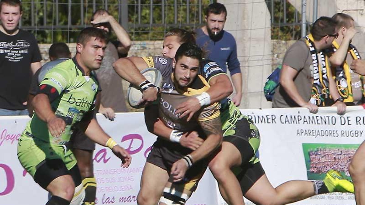 Nico Bianco avanza metros con el oval.-RAÚL OCHOA