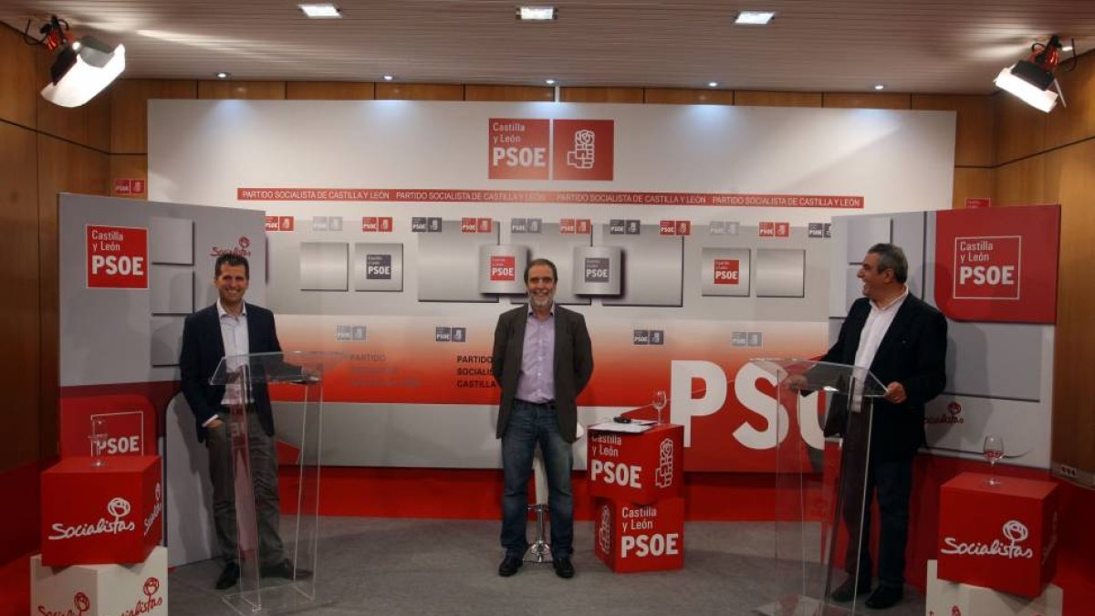 Los candidatos a la Secretaría regional del PSOE, Luis Tudanca y Julio Villarrubia, junto al moderador del debate, Francisco Alcántara-Ical