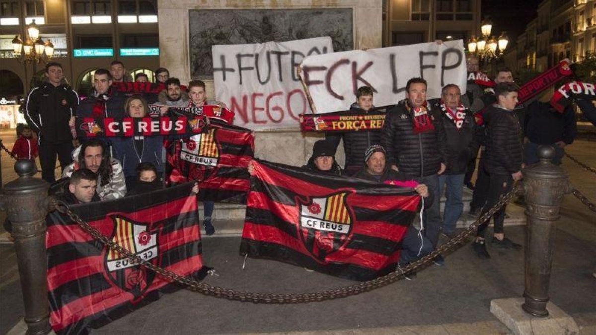 Protesta de aficionados del Reus por la situación del club.-JOAN REVILLAS