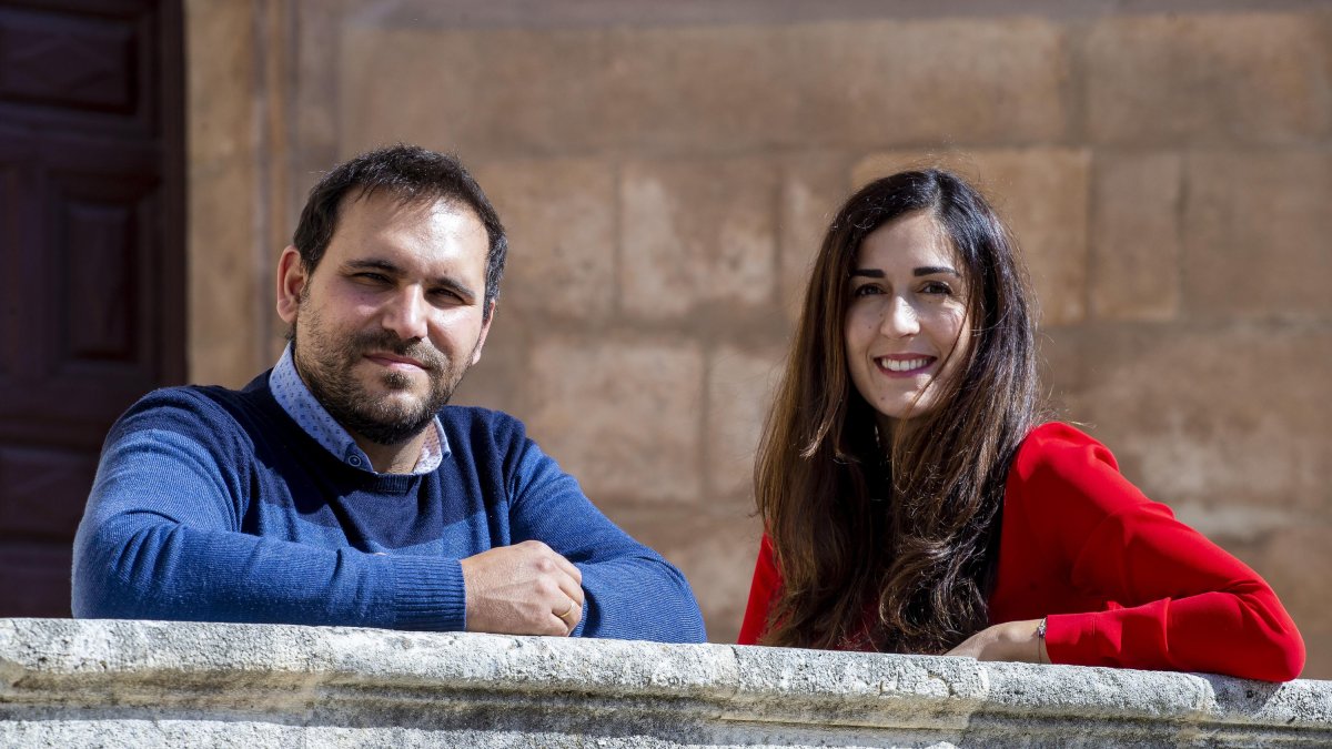 Pablo Moreno, director de la película, y María Espacia, montadora, a los pies de la Catedral de Burgos. SANTI OTERO