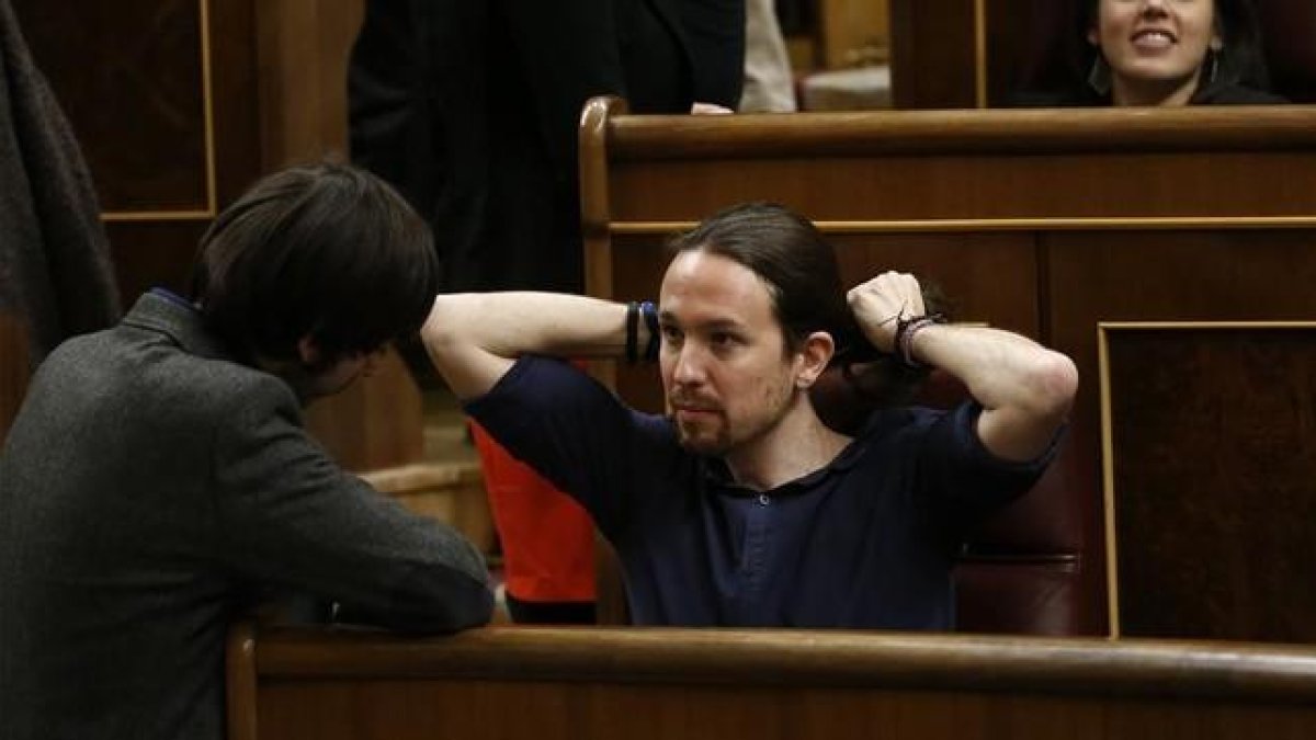 Pablo Iglesias conversa con el diputado de Podemos Edu Maura en el hemiciclo del Congreso.-REUTERS