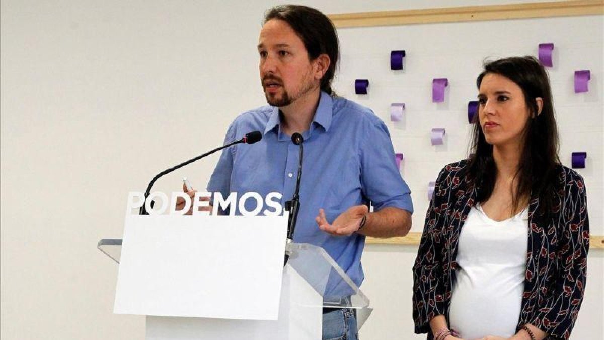 Pablo Iglesias e Irene Montero, al anunciar que consultarían a las bases de Podemos si debían dimitir.-VICTOR LERENA